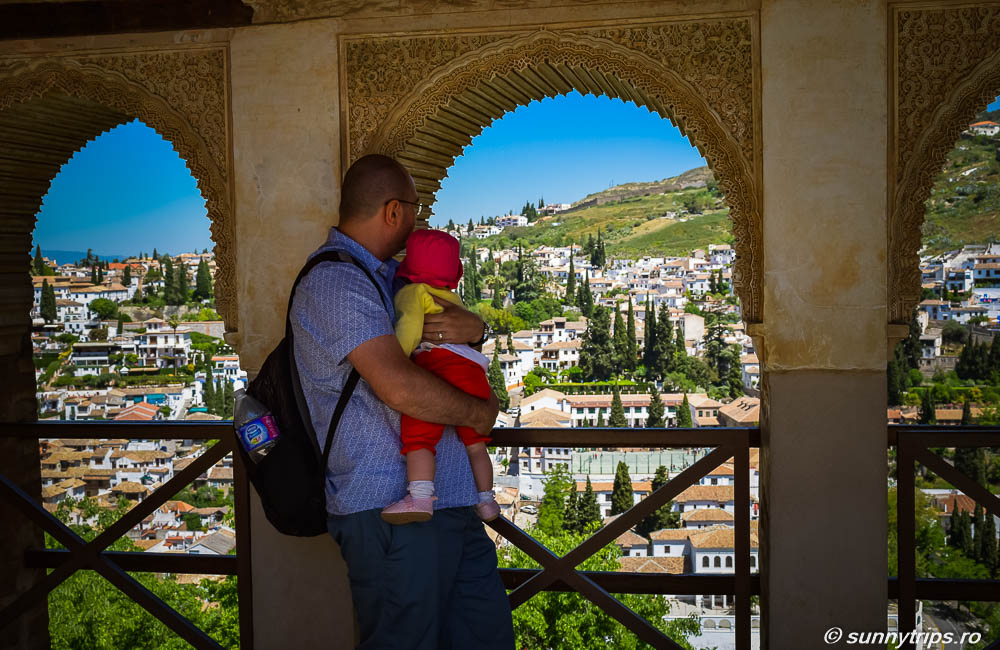 Dintr-o vizită la Alhambra nu poți rata priveliștile cu cartierul Albaicin
