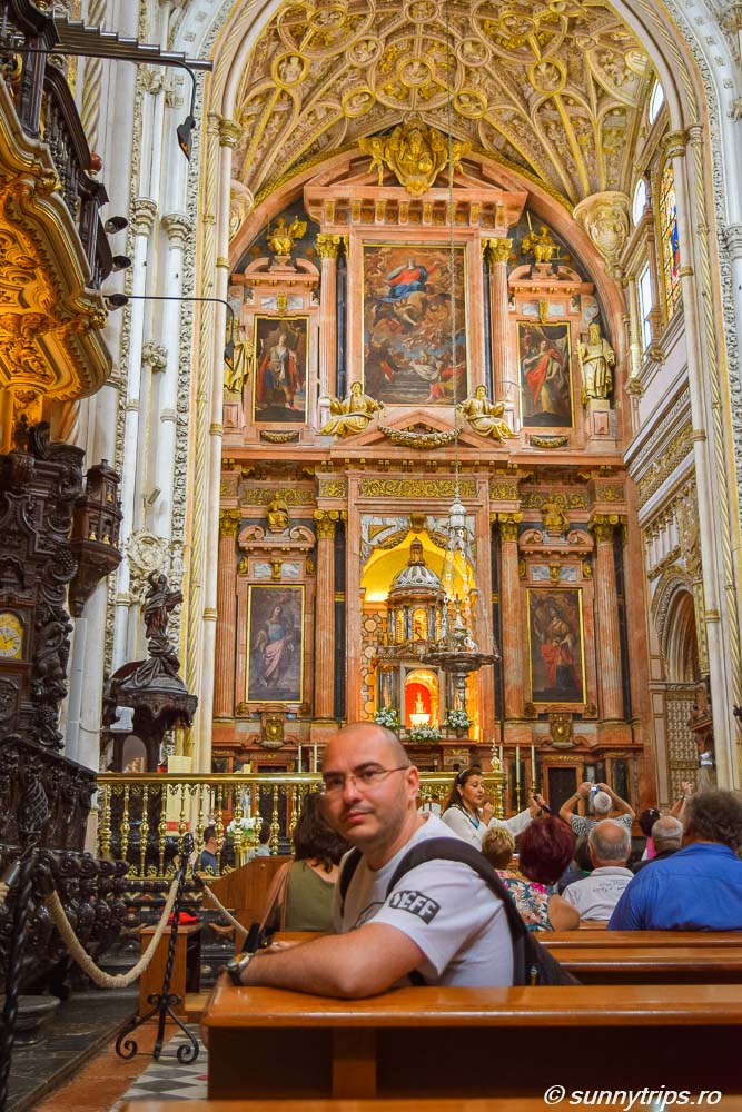 Altarul Catedralei din interiorul Mezquitei din Cordoba