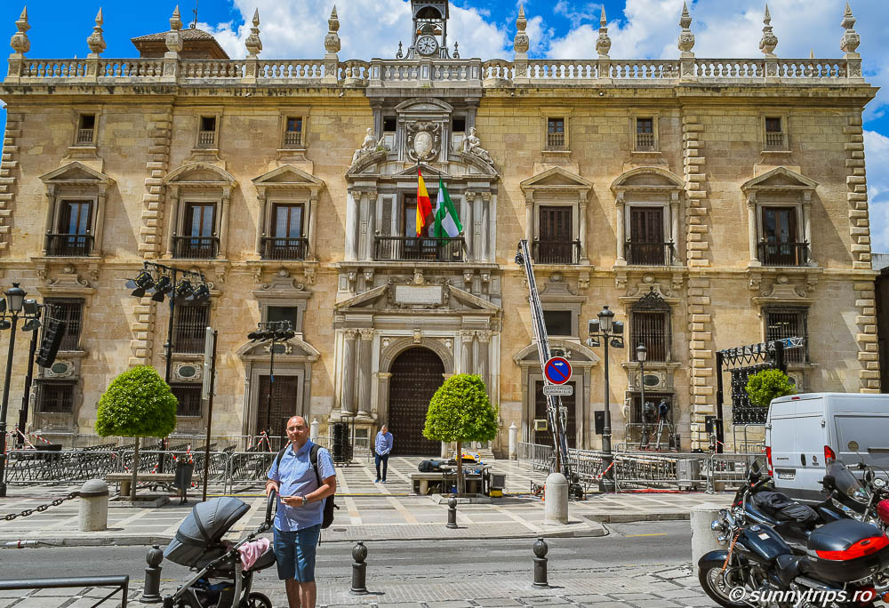 Înalta Curte de Justiție nu este unul dintre principalele obiective turistice din Granada, dar fațada sa nu trece neremarcata.