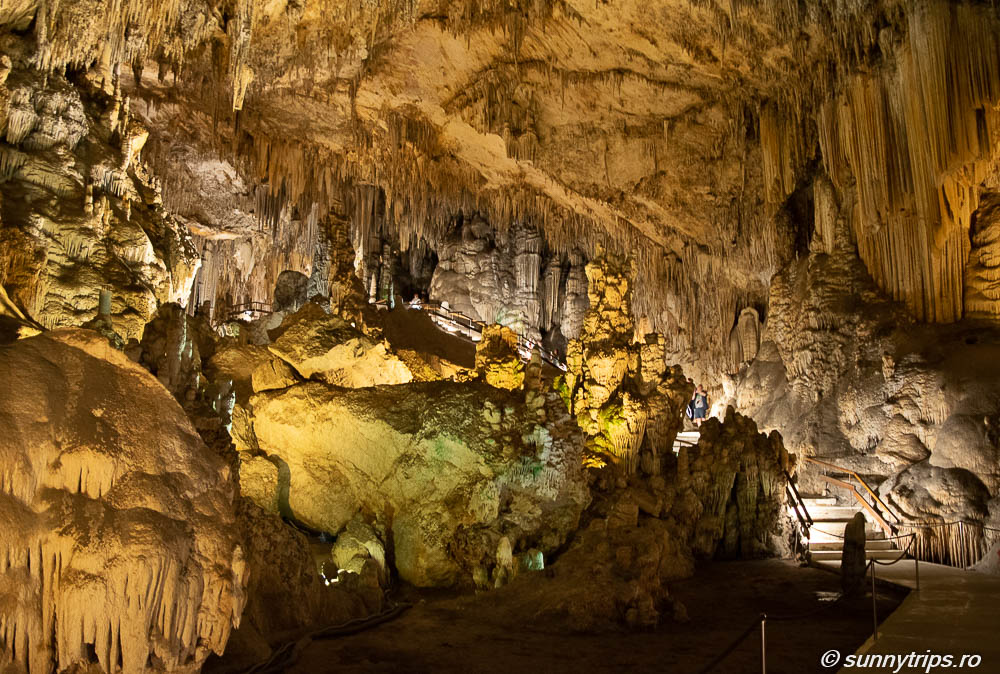 Stalactite și stalagmite din peștera Nerja