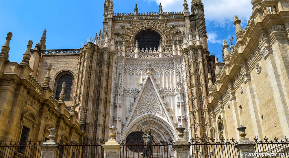 Fațada Catedralei din Sevilla.